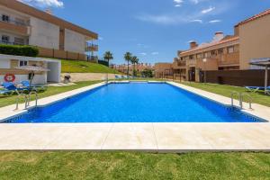 a swimming pool in front of a building at Casa Patagonia in Manilva