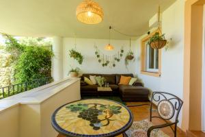 a living room with a couch and a table at Casa Patagonia in Manilva