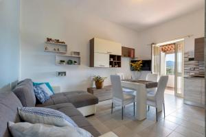 a living room with a couch and a table at Villetta I Pitosfori in Palmadula