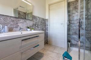 a bathroom with a sink and a shower at Villetta I Pitosfori in Palmadula