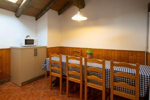 a dining room with a table and a microwave at Pagorriaga in Beasain +20 photos