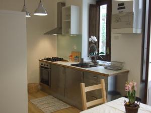 Una cocina o kitchenette en L'Atelier Dei Quattro Canti