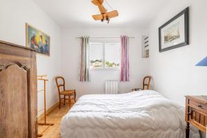 a bedroom with a bed and a window at Ker Pathabac in Préfailles