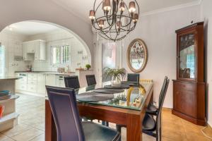 a kitchen and dining room with a table and chairs at Villa Shalimar Moraira in Teulada