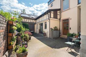 a courtyard of a house with flowers and plants at Loft Sven in Baden-Baden