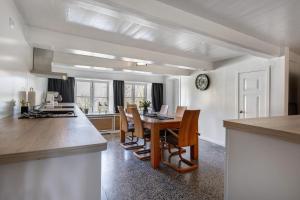 a kitchen and dining room with a table and chairs at Knutzenswarft - Deichgraf in Westerhever