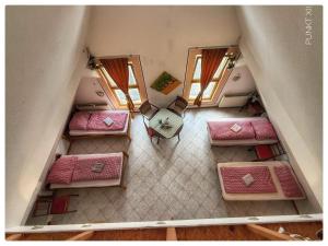 an overhead view of a room with pink beds and windows at Wohnung 2 in Burghaslach