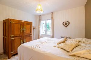 a bedroom with a large bed and a window at Appartement La Pierre in Saint-Médard-de-Mussidan
