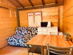 a living room with a couch and a table in a cabin at Le sorgenti - Chalet 57 in Palazzuolo sul Senio