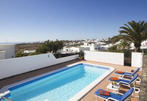 a swimming pool on the roof of a house at Casa Mcelroy in Tías