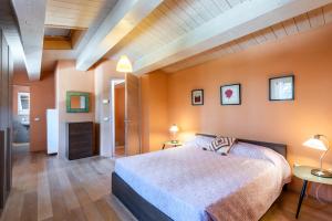 a bedroom with orange walls and a large bed at Villa Pesca in Trequanda +37 photos