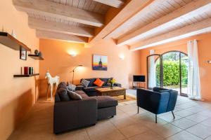 a living room with a couch and a table at Villa Pesca in Trequanda
