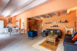 a living room with a couch and a table at Villa Pesca in Trequanda