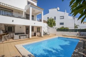 a villa with a swimming pool in front of a house at Villa Casa Rosina in Ferragudo