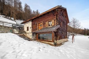 a log cabin in the snow in the snow at Tea da Anna e Luigi in Livigno