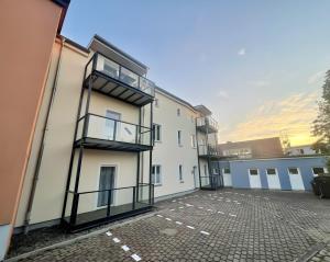 an empty parking lot in front of a building at Fewo-meerblick-Rügen in Altefähr