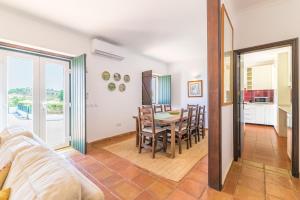 a kitchen and dining room with a table and chairs at Herdade da Tamanqueira in Pomar