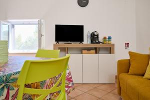 a living room with a tv and a couch at La Casa Di Simba A Piombino in Piombino