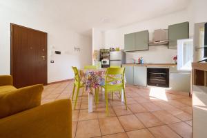 a kitchen with a table and chairs in a room at La Casa Di Simba A Piombino in Piombino