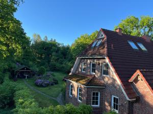 an old brick house with a roof at Friesenwald in Zetel
