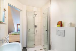 a bathroom with a shower and a toilet at Ferienhaus Landliebe in Ötisheim +38 photos