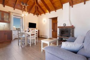 a living room with a couch and a table at Volcán 18 in Tanque