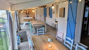 a room with a table and chairs in a trailer at Villa 16 personnes à 50m plage Sud in Lacanau