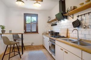 a kitchen with a sink and a stove at die Bahnstation in Friedrichshafen