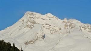 a mountain covered in snow on a clear day at Appartement Le Relais Du Devoluy in Le Dévoluy +2 photos