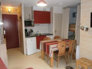 a kitchen and dining room with a table and chairs at Appartement Le Relais Du Devoluy in Le Dévoluy