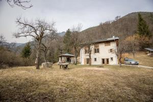 an old house in the middle of a field at Villa Iagra in Tiarno di Sopra