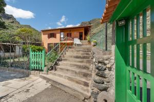 a stairway leading to a house with a green gate at Casa Zaida Olivos in San Sebastián de la Gomera