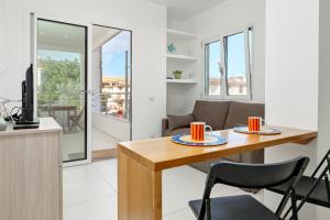 a kitchen and living room with a table and chairs at Cormorani - Appartamento 13 in Golfo Aranci