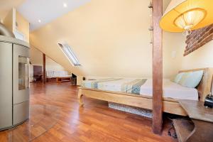 a large room with a bed and a kitchen at Dachgeschosswohnung Wohllebe in Hannover