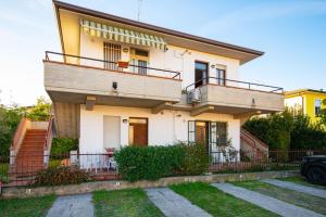 a house with a balcony on the side of it at Il grappolo monolocale in Sirmione