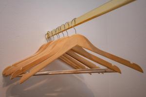 a bunch of wooden utensils hanging on a rack at Il grappolo monolocale in Sirmione