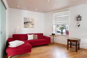 a red couch in a living room with a window at Ferienwohnung Dietsche Todtnau in Todtnau