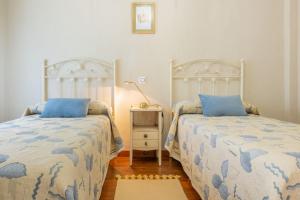 two beds sitting next to each other in a bedroom at Brizna in Oreña