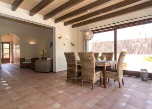 a dining room with a table and chairs at Pescadores in Cala Ratjada