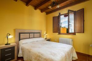a bedroom with a bed and a window at Apto Amarillo - Casa el gaitero in Susacasa