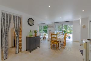 a kitchen and dining room with a table and chairs at La Villa du Mas des Chenes in Pomport