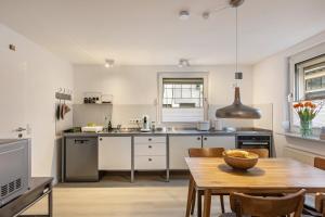 a kitchen with a table and a dining room at Höhe26 in Bad Vilbel