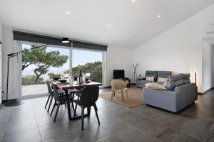 a living room with a table and a couch at Rocha do Mar 2 in Biscoitos