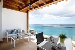 a balcony with a view of the ocean at Apartamento Seaview Limones in Playa Blanca