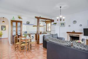 a living room with a couch and a table at Casa Villanueva 2 - Sólo Familias in Conil de la Frontera
