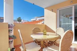 a patio with a table and chairs on a balcony at Playa de Chilches in Chilches