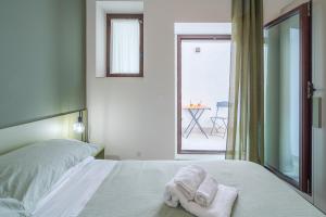 a bedroom with a bed with towels on it at La Casetta del Cuore in Noto