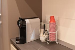 a kitchen counter with a coffee maker and a microwave at La Casetta del Cuore in Noto