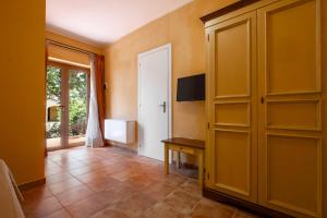 a hallway with a room with a door and a table at Rosaspina - Appartamento 6 in Capalbio