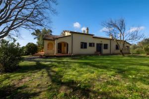 a house with a large yard in front of it at Rosaspina - Appartamento 6 in Capalbio